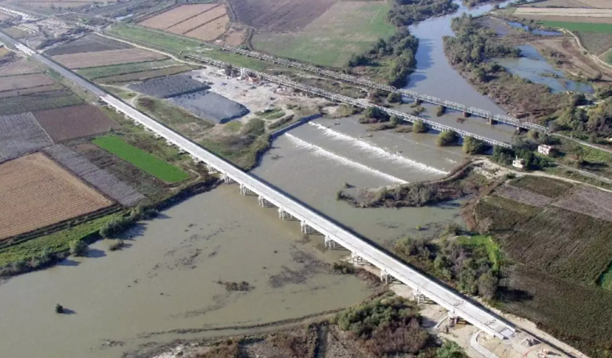 Εργασίες συντήρησης στην γέφυρα Αξιού